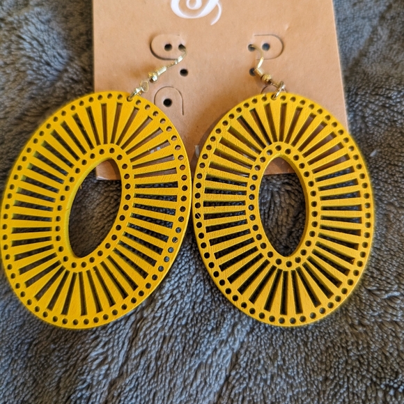 3 new pairs of earrings from Plunder. Yellow, gold and 80's. - Picture 2 of 7